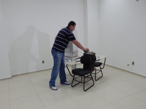 Eleitor de Rio Branco deposita voto na urna