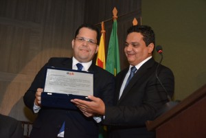 Conselheiro Federal da OAB-AC, Ercik Venâncio recebe placa